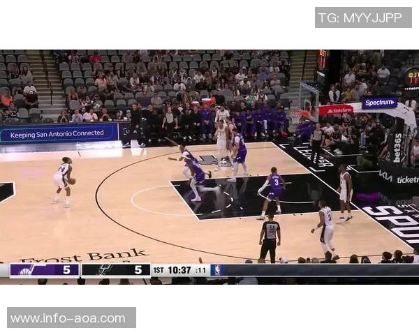 文班半场示意哈珀空接成功引发全场惊叹瞬间 文班半场示意哈珀空接成功引发全场惊叹瞬间