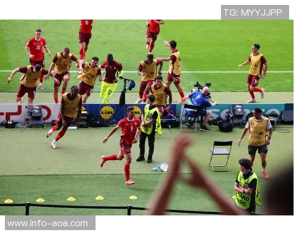 意媒称霍伊伦受球迷喜爱孔蒂激励方式令其倍感振奋 意媒称霍伊伦受球迷喜爱孔蒂激励方式令其倍感振奋